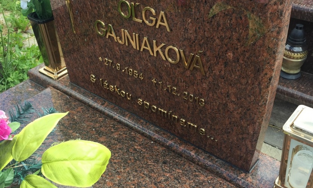 Pomnik hore vpravo